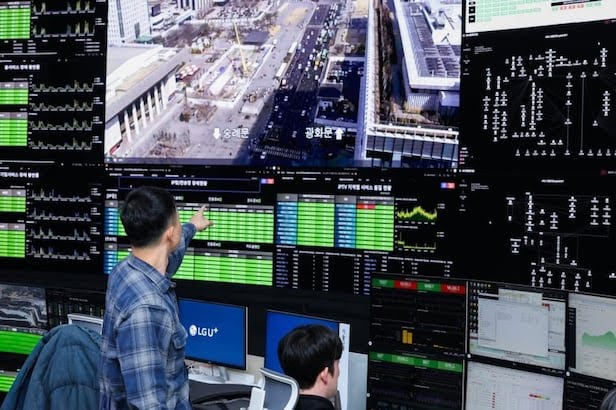 cestlavie9090's tweet photo. According to the telecom industry on the 15th, the 3 carriers, including SK Telecom, KT, and LG Uplus, have prepared a response system that includes expanding network capacity, deploying mobile base stations, and real-time quality control for #BTSLive.
https://t.co/0FwPaP4sM9 https://t.co/YgryMIN3fZ