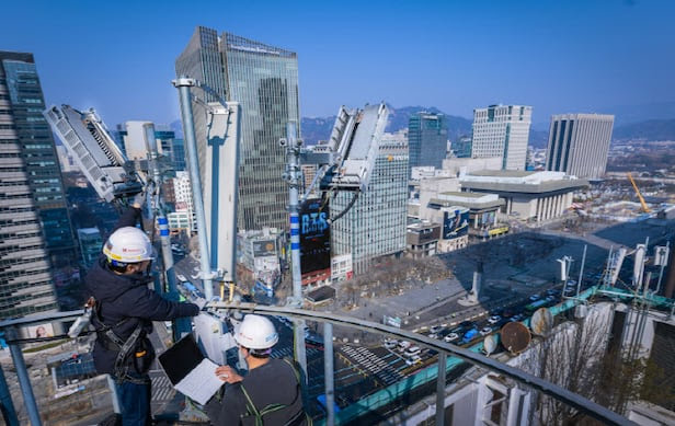 cestlavie9090's tweet photo. According to the telecom industry on the 15th, the 3 carriers, including SK Telecom, KT, and LG Uplus, have prepared a response system that includes expanding network capacity, deploying mobile base stations, and real-time quality control for #BTSLive.
https://t.co/0FwPaP4sM9 https://t.co/YgryMIN3fZ