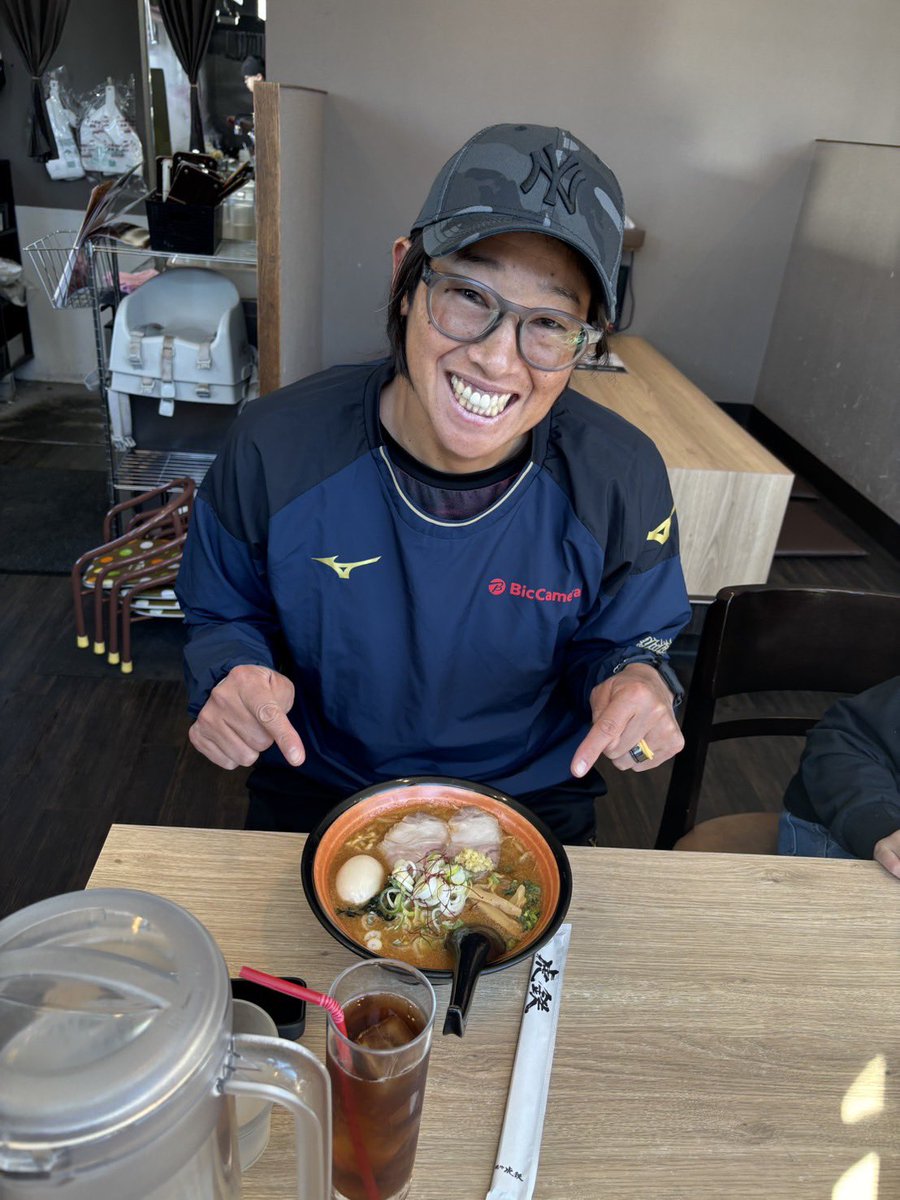 menya_kotetsu's tweet photo. ⚾️アスアスラボ⚾️
本日開催されますアスアスラボ、本日の講師をして頂きます女子ソフトボール界のレジェンド上野由岐子さんに、麺や虎鉄ご来店頂きました🍜感激です🤩
ご来店ありがとうございます😊 https://t.co/CsY5L7UBR4