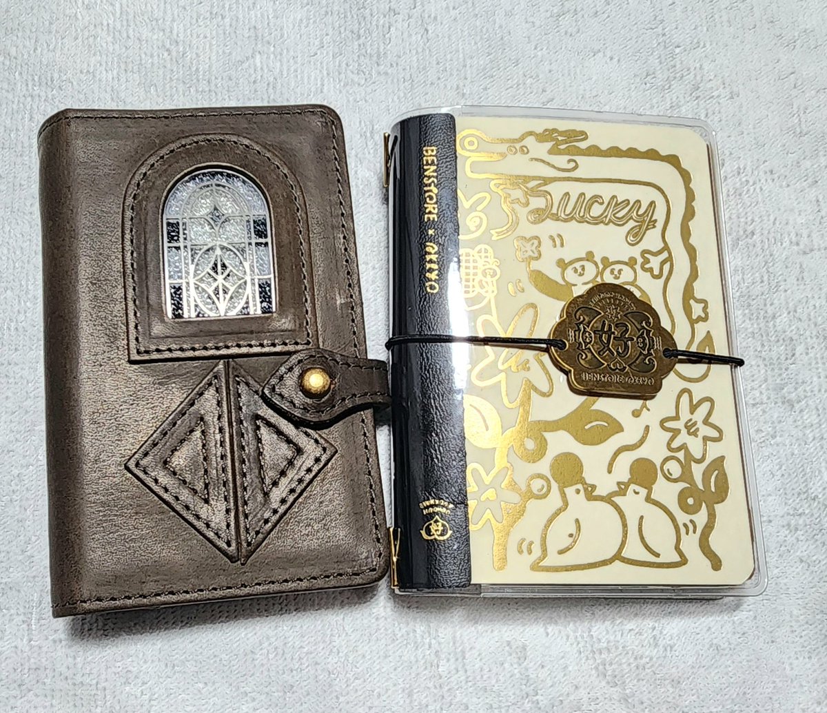 pencil328's tweet photo. 紙博行ってきました～！
めちゃめちゃ可愛いもの沢山過ぎた。沢山買ったけど、パスポートサイズのノートが箔押で表紙みてるだけでもずっと可愛い。M5と並べてみた！ https://t.co/1BOZERVT06