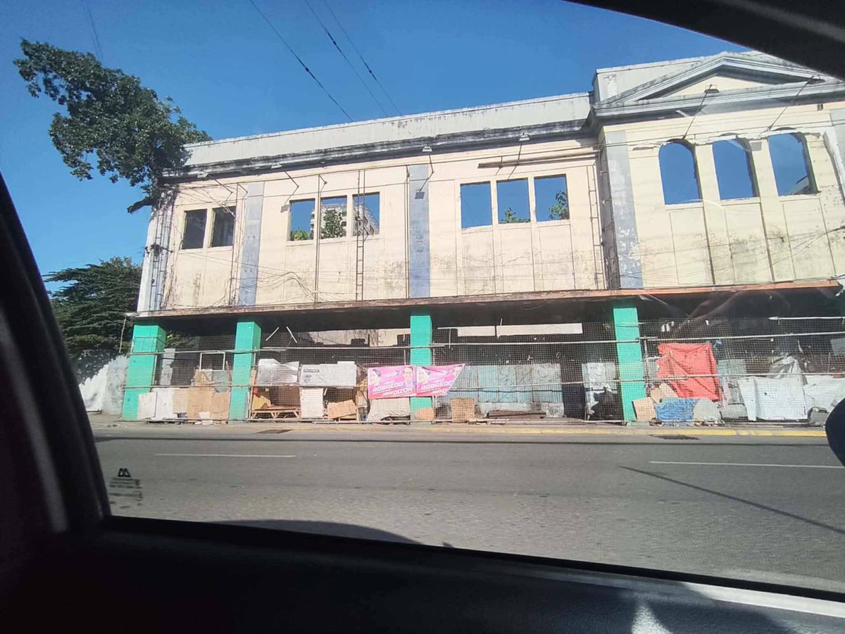 DeusXMachina14's tweet photo. Leni Robredo and Vince Dizon's tarpaulins seen in Metro Cebu. What are they cooking? 🙂
📷DYHP RMN Cebu https://t.co/1Ahd6s7lbm
