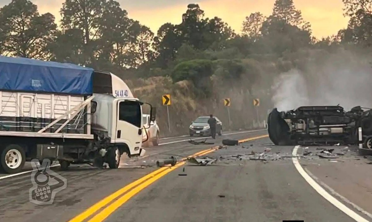 #Edomex Un trágico accidente carretero ocurrido la tarde del viernes en el Autopista Toluca–Zitácuaro, en el ramal hacia Valle de Bravo, dejó como saldo tres personas fall3cidas, entre ellas Diego Osuna, hijo del director general de BBVA México, Eduardo Osuna Osuna.