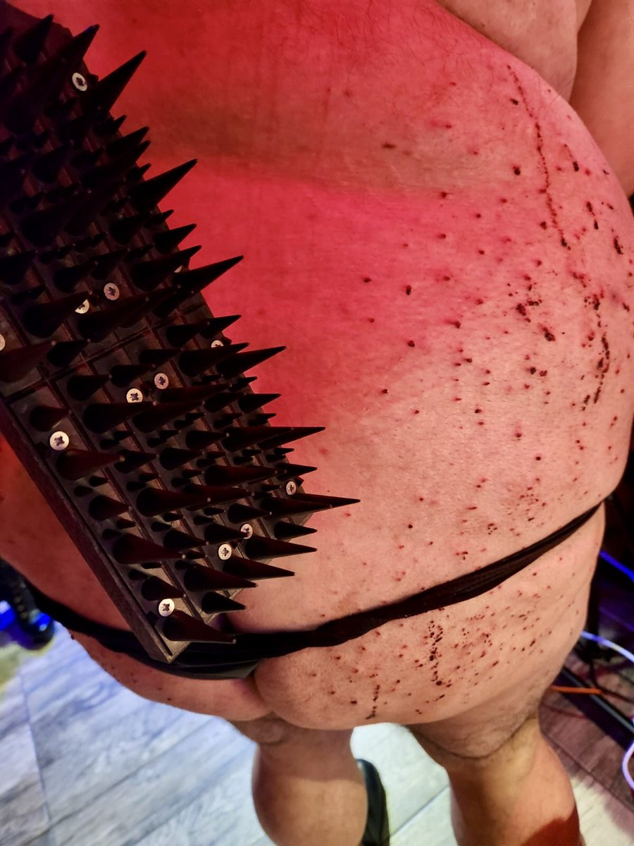 LarveSoumise's tweet photo. J’étais à la soirée #Demoniak et Madame @NeigeBloodx m’a fait l’honneur de pratiquer son art sur ma misérable personne 🙇🏻
Je sens encore la morsure de son piquant paddle au fond de mon être.
Je vous remercie encore Madame pour cette expérience piquante qui m’a emmené loin. https://t.co/6uzjuB22XD