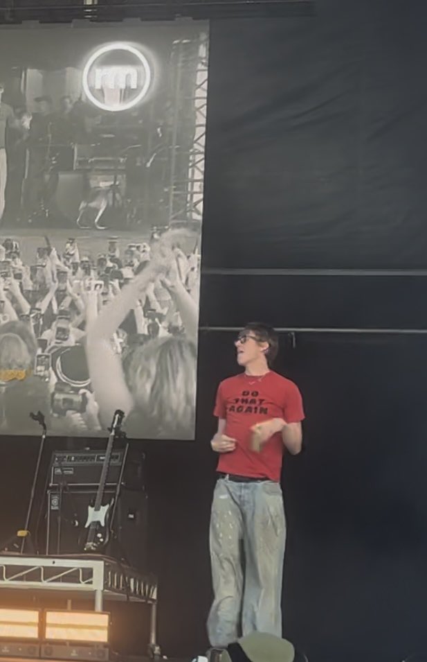 minimallyinlove's tweet image. Rewatching Laneway vids HOW did I not notice this before it was literally right in front of my face omg #dothatagain