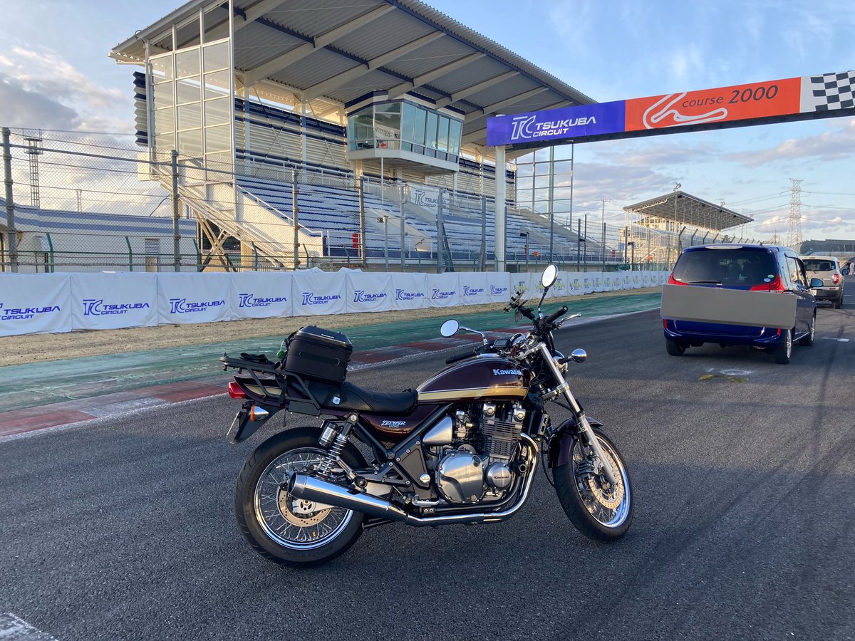 zzr1200Silver's tweet photo. 昨日は筑波選手権を見学！
生観戦はイイね。
空気感が伝わって楽しいです😁
最後は体験走行で締めて満足な1日でした
是非ライセンス取ってビギナークラスで走りたいが、ノーマルのRSはさすがに無理か💦 https://t.co/TDG8dZZyKh