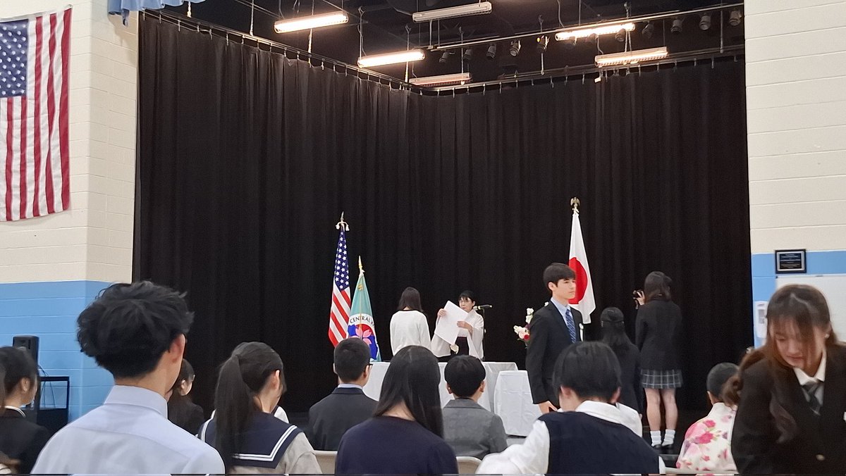 jgrxd's tweet photo. 皆さんお久しぶりです。
今日は娘の卒業式に参加して来ました。アメリカには日本人補習校があり、今日中学校を卒業しました。
日本のような感動は有りませんでしたが卒業式に参加出来てよかったです。
小中高合わせて45人の卒業生がいました。
日本が懐かしいですね。 https://t.co/NfUBZb6pvk