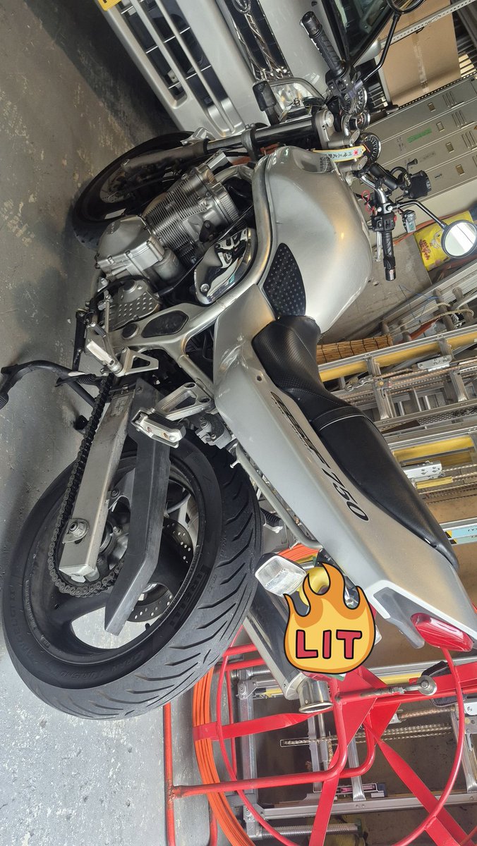 oyasumi_jyanai's tweet photo. #自分のバイクが不人気車と言われてしまったバイクを貼る
#gsf750
不人気かはちょっとわからんけど(笑)
当時はゼファー750に対抗するためにスズキが出したバイク、、、です多分(笑) https://t.co/fCuBzaixDY