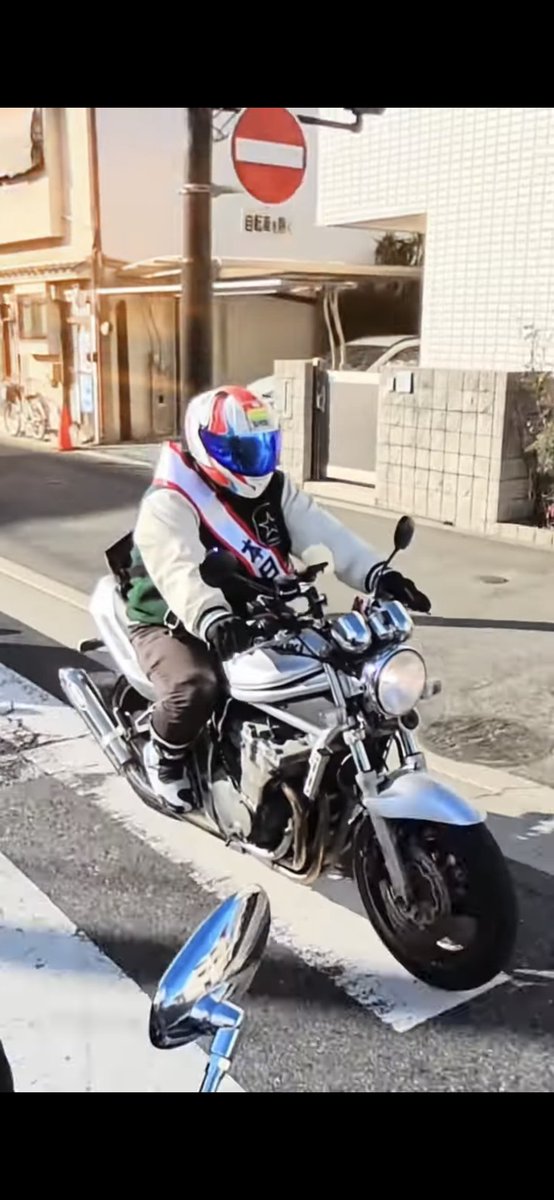 oyasumi_jyanai's tweet photo. #自分のバイクが不人気車と言われてしまったバイクを貼る
#gsf750
不人気かはちょっとわからんけど(笑)
当時はゼファー750に対抗するためにスズキが出したバイク、、、です多分(笑) https://t.co/fCuBzaixDY