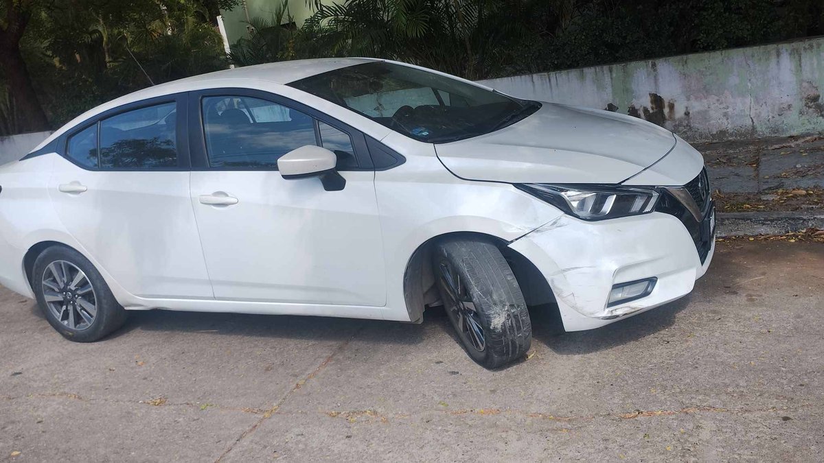 #AlMomento 

#Tampico 
🚧🚨Un señor que andaba trabajando encontró su carro que estaba estacionado en la calle Poza Rica y Choapas de la colonia Petrolera todo chocado, y la unidad que se lo dejó inservible se dió a la fuga .🚧🚨