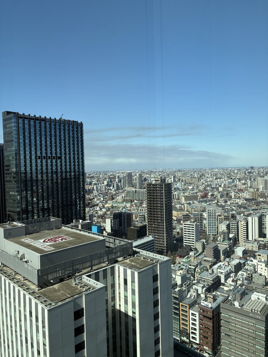 okuhanako's tweet photo. 昨日は『奥華子野外フリーライブin新宿アイランド』お越しいただいた皆さんありがとうございました！
お天気も良くて久しぶりのフリーライブめちゃくちゃ気持ちよかったです！

音がどこまでも響き渡るような、あの空間は特別です。野外サイコー☀️

サイン会は寒い中並んでいただきありがとうございました！
やっぱり、直接お話しできることは、何よりもパワーをもらえます😊

お手紙やプレゼントもありがとうございました！

🎹セットリスト

1. はなびら
2. ガーネット
3. 桜並木
4. 君の笑顔
5. 変わらないもの
6. 未来地図
7. 会いたいと思えること

そして発表したのは、

★今年の夏にオリジナルアルバムを発売します！

★4月から『奥華子オフィシャルファンクラブ -華MOCO-』を開設します！

また、詳細決まったらお知らせさせていただきます！色々と一気に動き出して既に頭がパンパンですが、なんとか頑張ります！どうぞよろしくお願いします🙇

最後の写真は控え室の部屋から見えた景色です。
#奥華子　#新宿アイランド