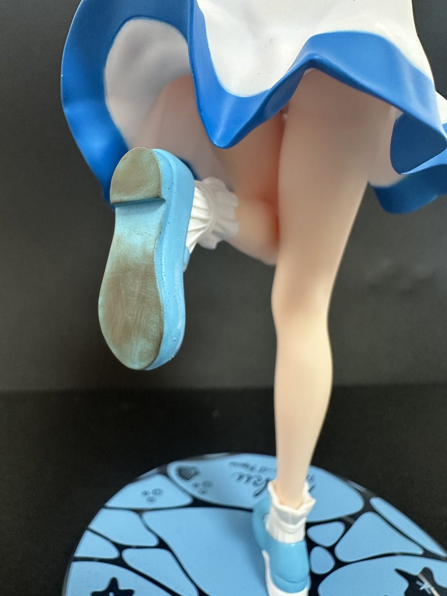 靴底に模様があるか靴が明るい色だと汚れがよく目立ちますね