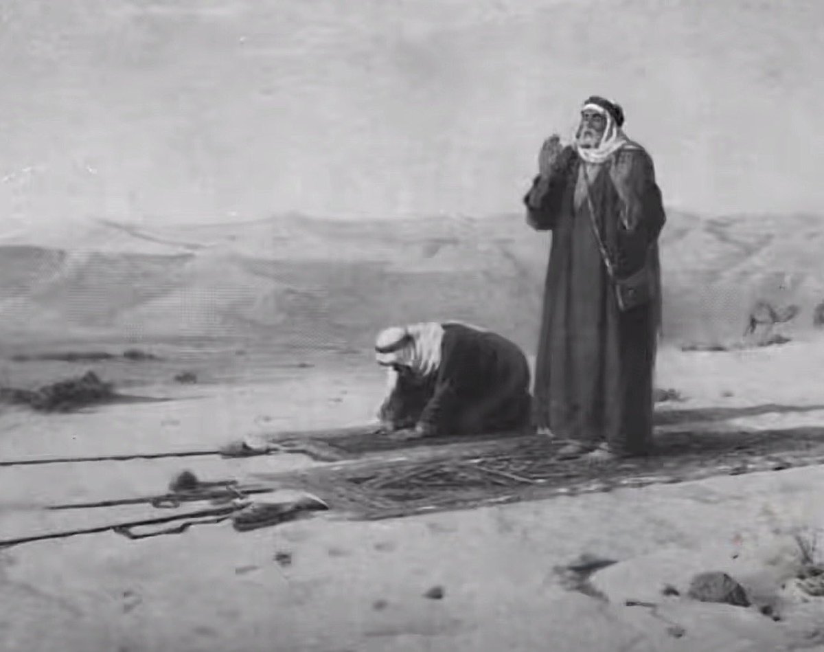 لا تخاف من رجلٍ معه مال وسلاح
خوفك من اللي راس ماله صلاته
لا قام تالي الليل والدمع سفاح
يسجد لربّه وانت ضمن ادعواته