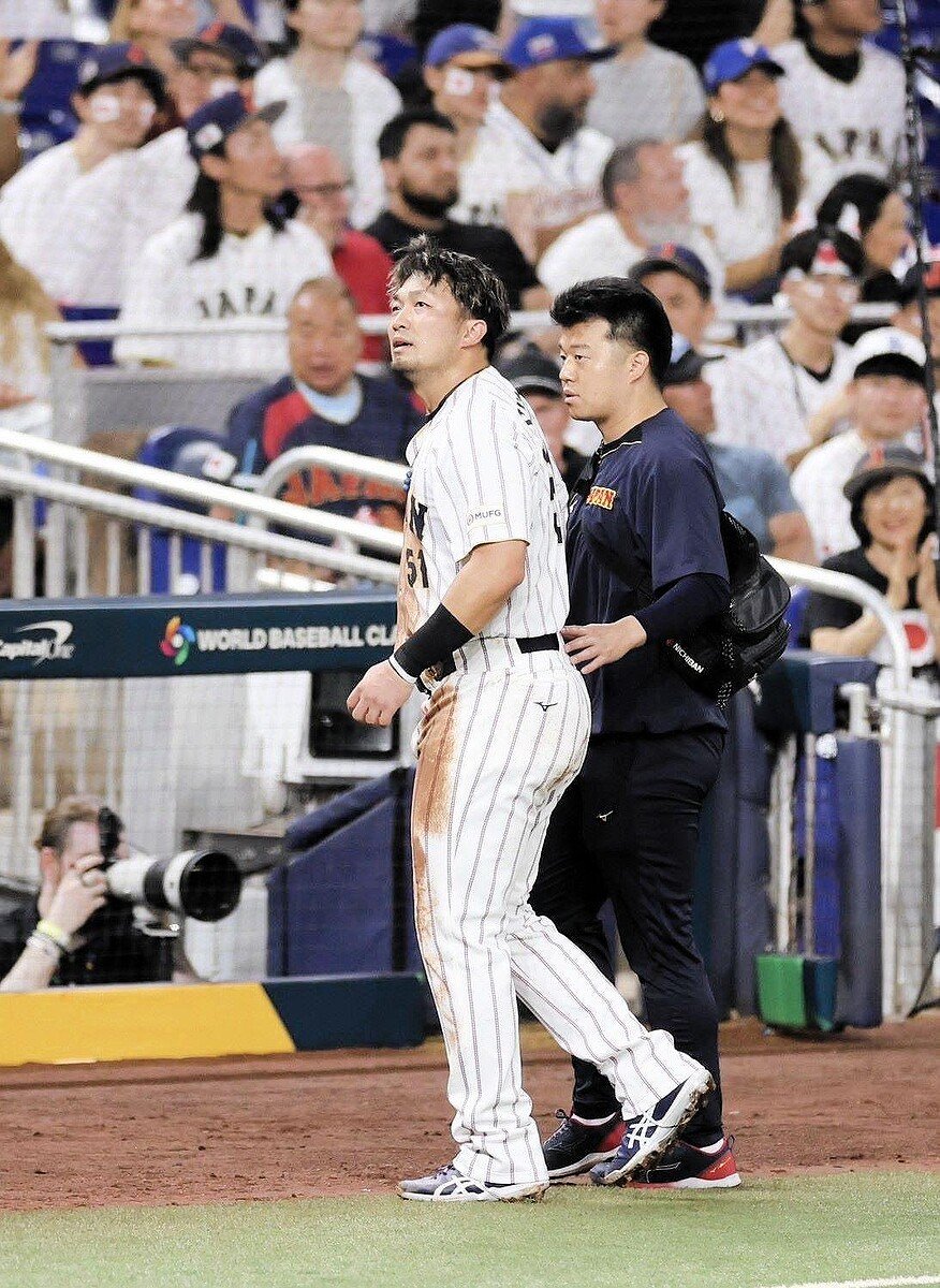 livedoornews's tweet photo. 【WBC】負傷交代の鈴木誠也は「右膝の違和感」侍ジャパンが正式発表
https://t.co/xXyktnH4Uy

今後については「引き続き経過を見ていく」とアナウンスされた。鈴木は二盗を試み、頭から二塁へ滑り込んだがタッチアウト。その際に膝を痛めたと見られ、足を引きずりながら苦悶の表情でベンチに戻った。 https://t.co/GeTKXtHzkx