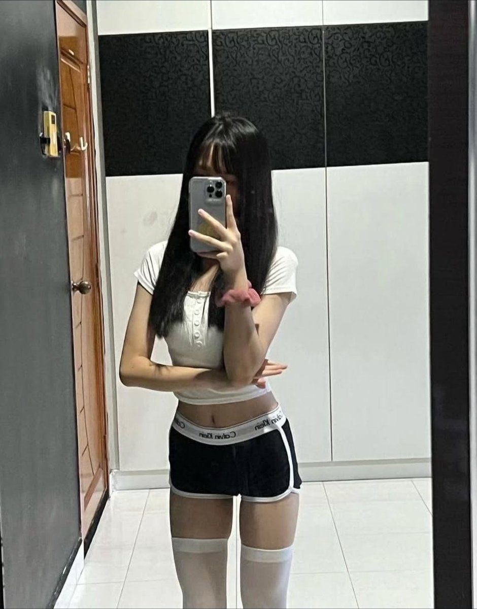youmo44's tweet photo. 好久没露身材啦😝 https://t.co/rsfwzKMtXC