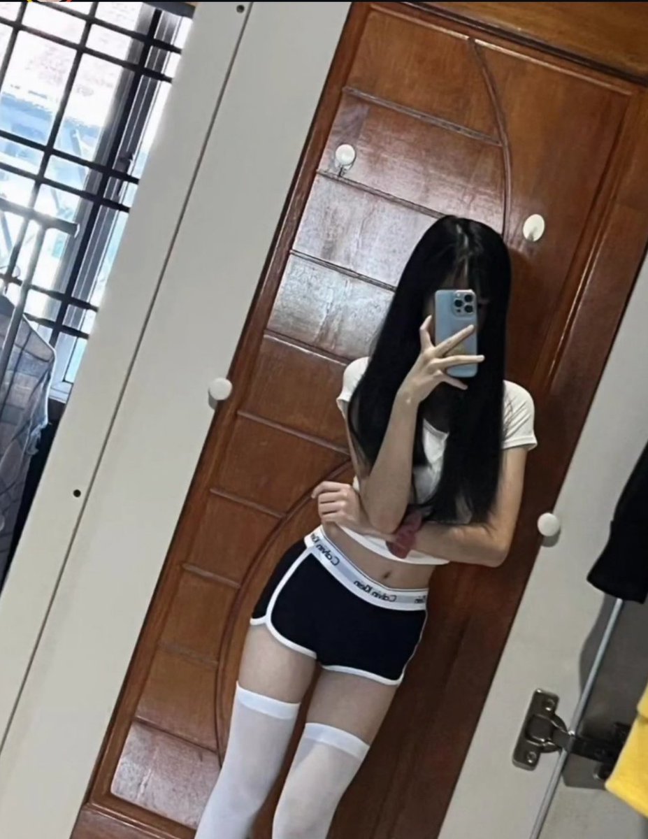 youmo44's tweet photo. 好久没露身材啦😝 https://t.co/rsfwzKMtXC