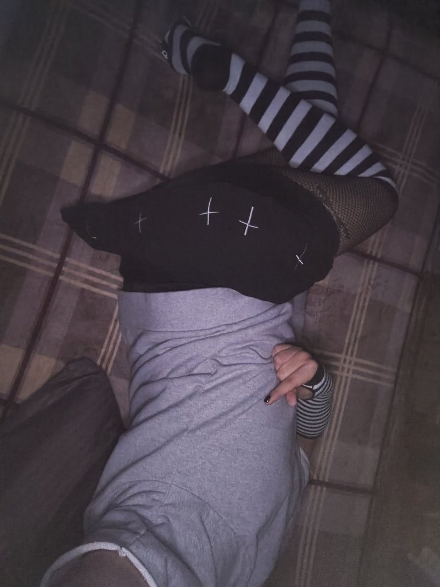 _TinyFem_'s tweet photo. Que tengan una linda noche 🖤
(Ocupo que alguien me abrace 😔💔)
Denle rt 🔄 y ❤️ y les doy un beso 
#femboy https://t.co/iLY6WlTKsC