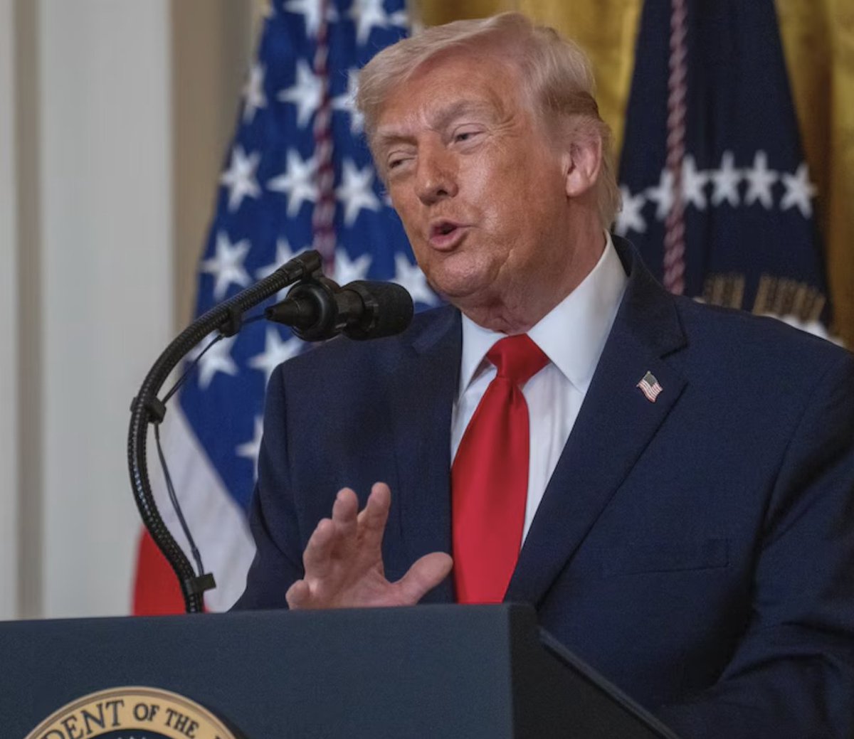 🚨 Donald Trump lanzó una fuerte declaración sobre el líder supremo iraní, Mojtaba Khamenei: “He oído que no está vivo”.

El presidente de EE.UU. aclaró que, por ahora, se trata solo de rumores, pero envió una advertencia directa al régimen: “Si está vivo, debería hacer algo muy