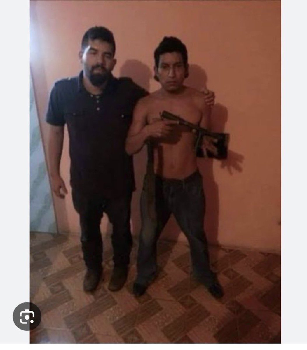 Con qué orgullo lo abraza, como un padre que posa orgulloso con un hijo, mientras sostiene el arma con la que le quitó la vida a salvadoreños inocentes.

Sí, esa foto es cuando el periodista vivió un año con las pandillas y atestiguó un sinfín de crímenes. 

Qué foto tan
