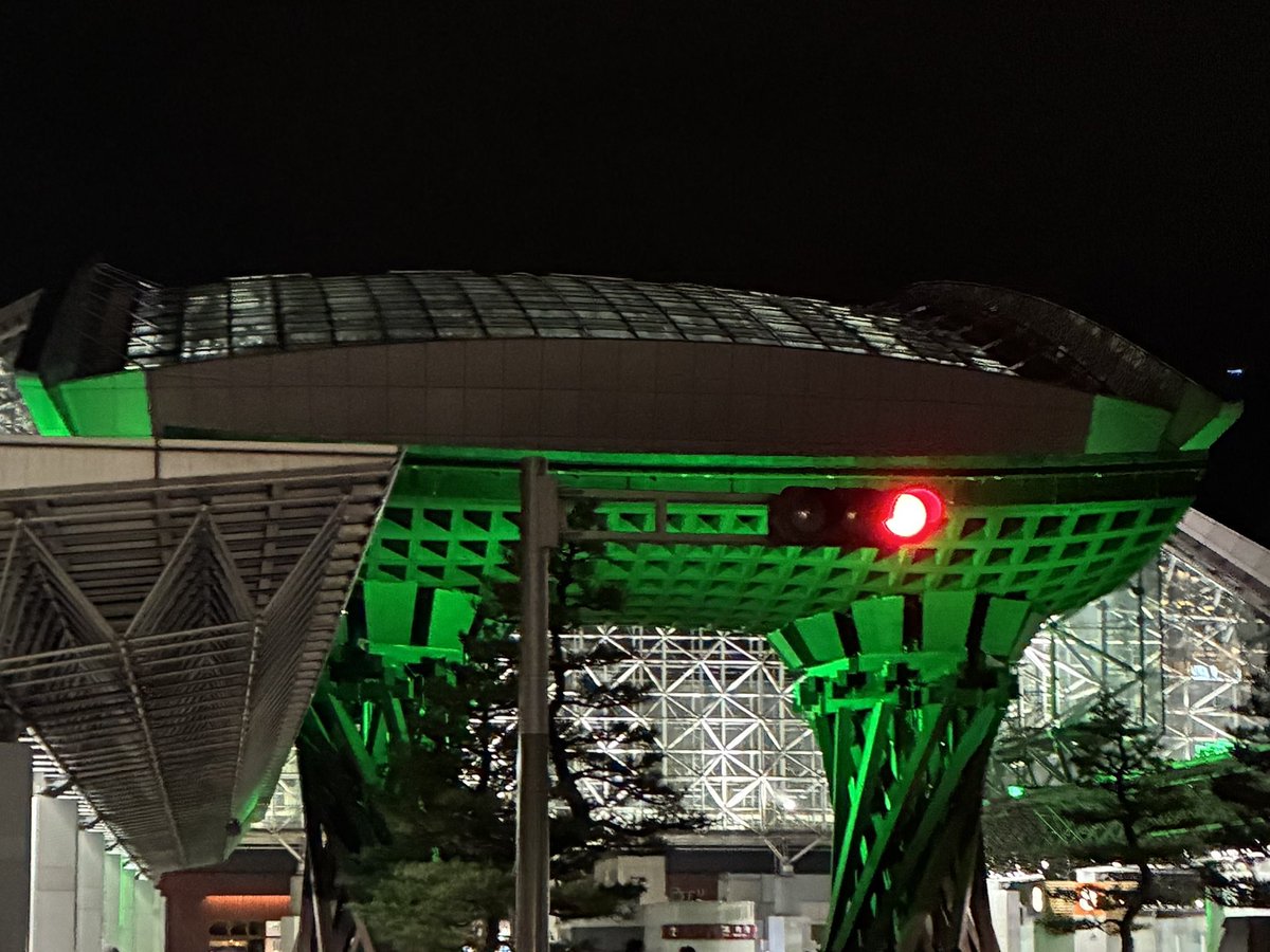 a3a1a8a's tweet photo. 昨夜の金沢駅前。
久しぶりにビグ・ザム化した鼓門を見ましたよ〜（笑） https://t.co/vHwsRXXEte