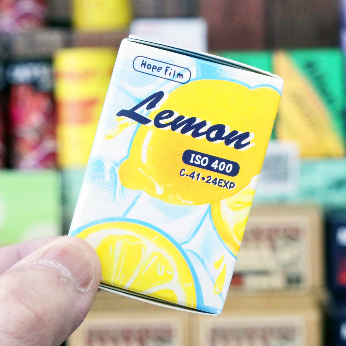 champcamera's tweet photo. Lemon 400 by 青葉台店
ISO400で温かみのある発色をする台湾発のカラーネガフィルム
「Hopefilm LEMON 400」
ハイライトに赤みがある描写が特徴です。
#フィルム #フィルム現像 #ISO400 #Lemon400 #Hopefilm #青葉台 #横浜青葉台 #田園都市線
https://t.co/AeKXPLo6Ga https://t.co/W8I0mLOHck