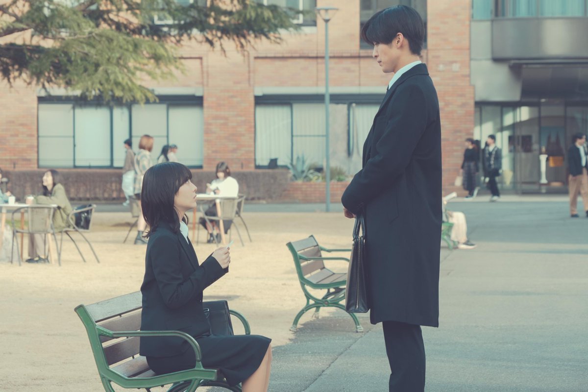 °˖🕊️ 大ヒット上映中 🕊️｡*

就職活動に苦戦する美空に、
葬祭プランナーの道を提案する漆原⊹ ݁ ˖
ぜひ、大きなスクリーンでご覧ください🎥

🎬映画 #ほどなくお別れです
大ヒット上映中！
#浜辺美波 #目黒蓮