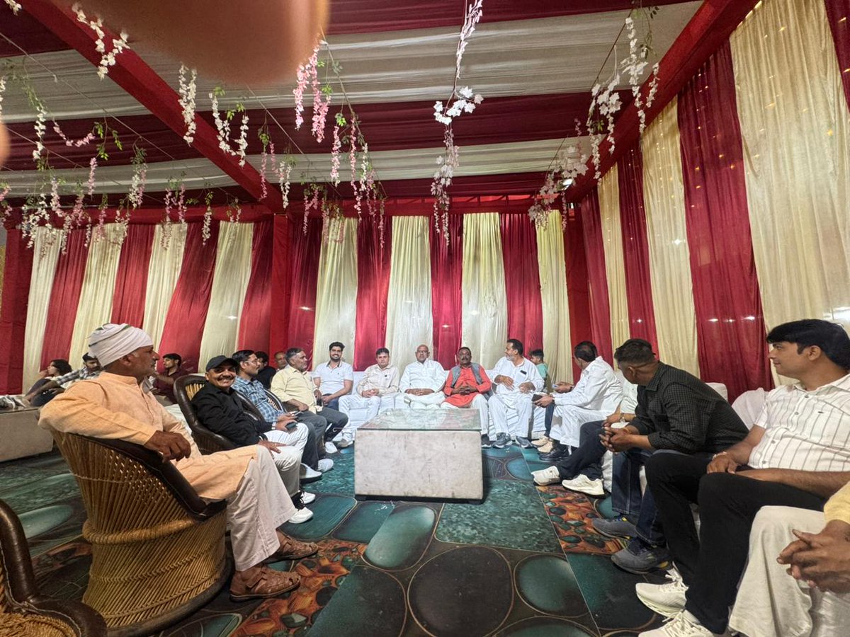 विधानसभा क्षेत्र नहटौर के ग्राम शमशाबाद में प्रधान चौधरी हेमेंद्र सिंह उर्फ भस्सन प्रधान जी की भतीजी के विवाह समारोह में सम्मिलित होकर परिवारजनों को शुभकामनाएं दीं।
नवदंपति के सुखमय एवं उज्ज्वल वैवाहिक जीवन की ईश्वर से कामना करता हूं।
<a href="/jayantrld/">Jayant Singh</a> 
<a href="/RLDparty/">Rashtriya Lok Dal</a> 
<a href="/Office_ChJayant/">Office of Ch Jayant Singh</a>