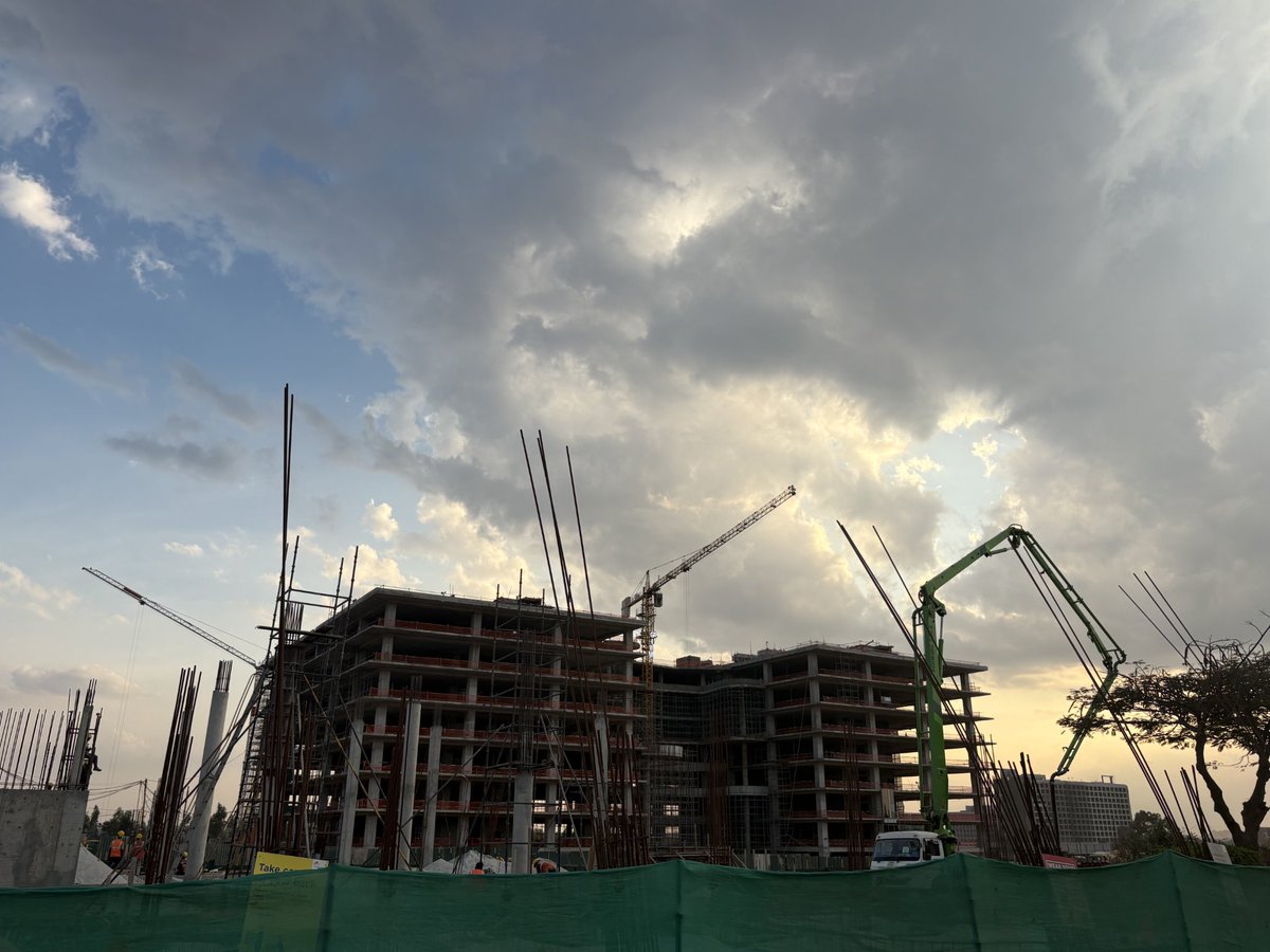 DevanahalliBLR's tweet photo. 🚨 Airport City Update | 22 Mn | 463A Campus
🔸Work is progressing at the 22 Mn sq ft Airport City. Around 2 Mn sq ft of office space is currently under construction Block 1 of 4 blocks and may see a pre-release by Q3.
📍 Right opposite the Airport City Metro Station. https://t.co/PCbtkYc2RQ