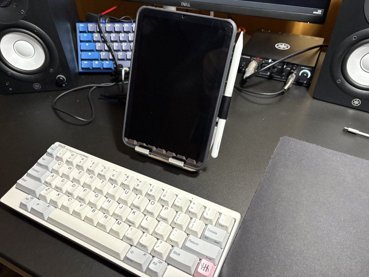 sanenblog's tweet image. 最近の隙間時間はこのスタイル。
パソコン立ち上げていない時にXするにはちょうど良い。
iPadmini+無線キーボード（HHKB）
環境構築→作業→終了までの時間が早く、さてやるぞ！感なく使えて気楽。
#desksetup
#iPad
#iPadmini