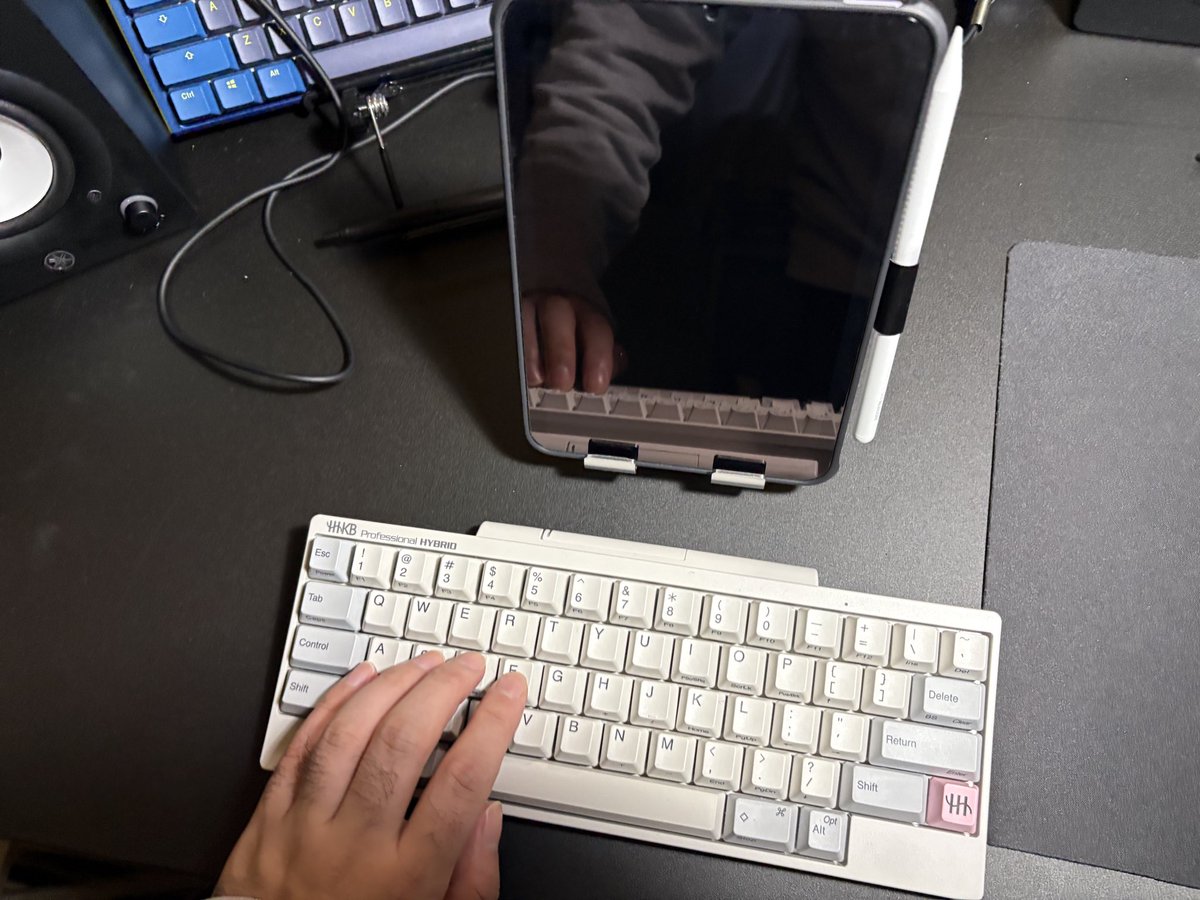 sanenblog's tweet image. 最近の隙間時間はこのスタイル。
パソコン立ち上げていない時にXするにはちょうど良い。
iPadmini+無線キーボード（HHKB）
環境構築→作業→終了までの時間が早く、さてやるぞ！感なく使えて気楽。
#desksetup
#iPad
#iPadmini
