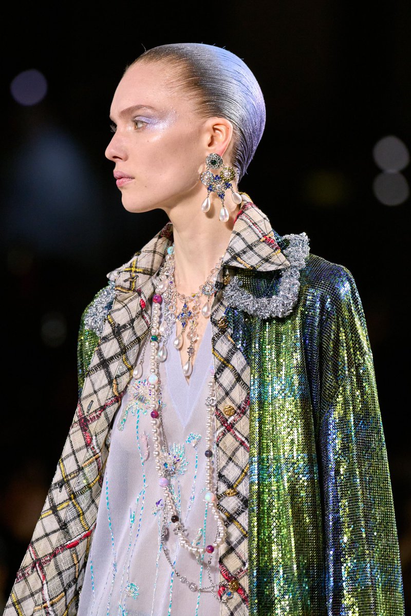 VogueThailand's tweet image. #VogueReports Dior ครองตำแหน่งแบรนด์ที่สร้างมูลค่าทางสื่อ (EMV) สูงสุดในช่วงปารีสแฟชั่นวีก!
. 
ภาพรวมของปารีสแฟชั่นวีกฤดูใบไม้ร่วง/ฤดูหนาว ปี 2026 นี้ แบรนด์ Dior ภายใต้การกุมบังเหียนของ Jonathan Anderson ยังคงครองตำแหน่งอันดับหนึ่ง ด้วยการสร้างมูลค่าทางสื่อ หรือ EMV สูงถึง 88