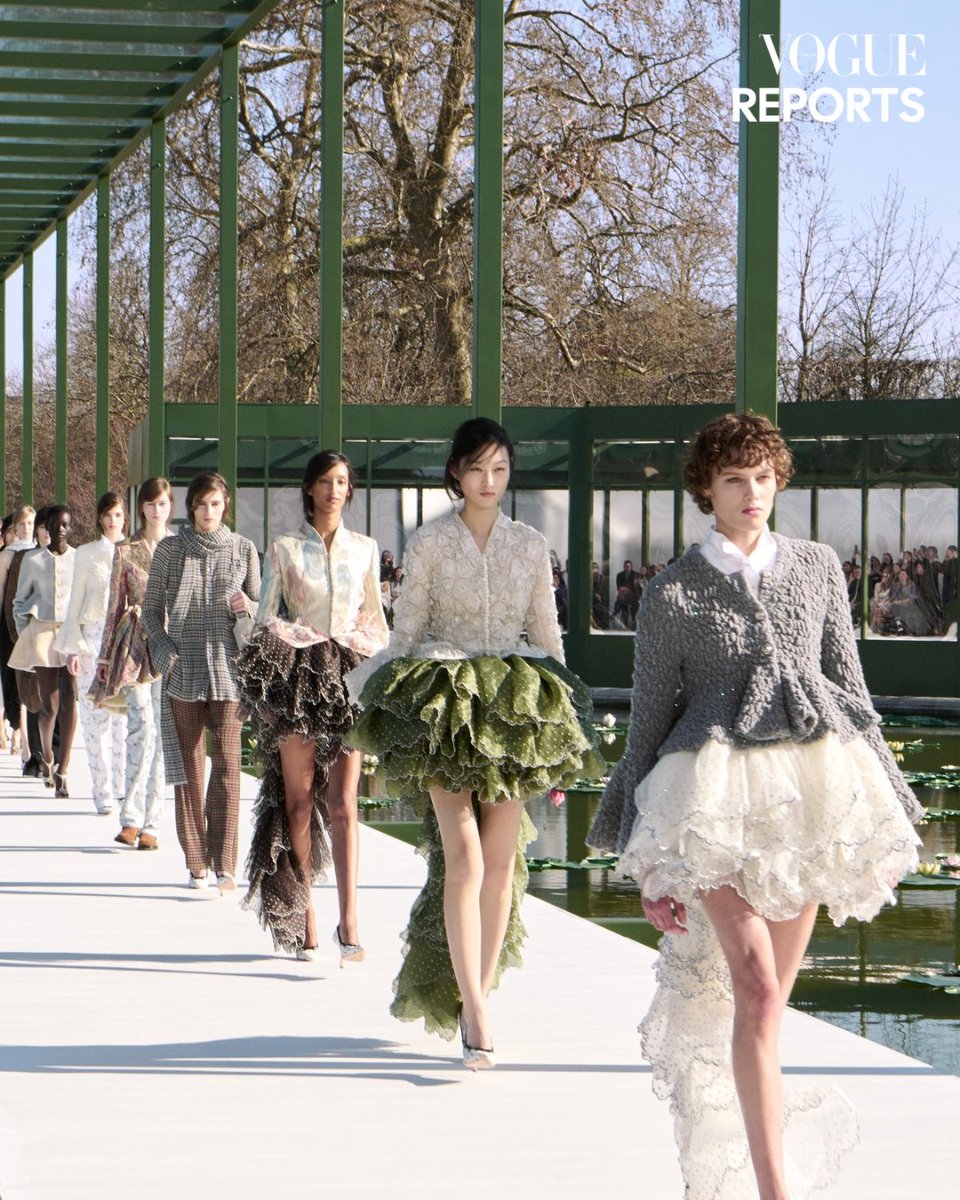 VogueThailand's tweet image. #VogueReports Dior ครองตำแหน่งแบรนด์ที่สร้างมูลค่าทางสื่อ (EMV) สูงสุดในช่วงปารีสแฟชั่นวีก!
. 
ภาพรวมของปารีสแฟชั่นวีกฤดูใบไม้ร่วง/ฤดูหนาว ปี 2026 นี้ แบรนด์ Dior ภายใต้การกุมบังเหียนของ Jonathan Anderson ยังคงครองตำแหน่งอันดับหนึ่ง ด้วยการสร้างมูลค่าทางสื่อ หรือ EMV สูงถึง 88