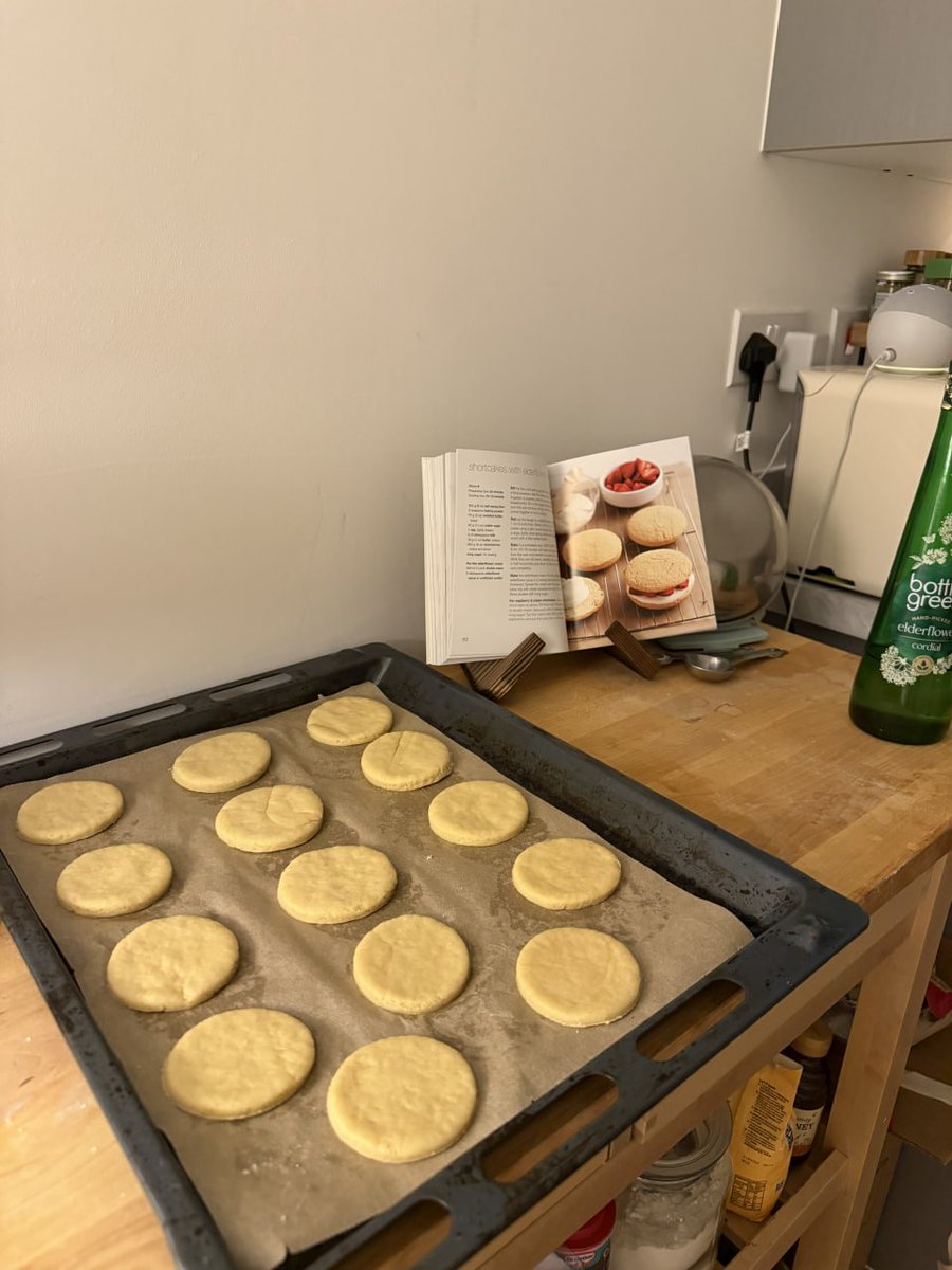 PrettyAnnnaaa's tweet photo. baking… but I’m the real snack 😉 https://t.co/GTqdqZaLh9