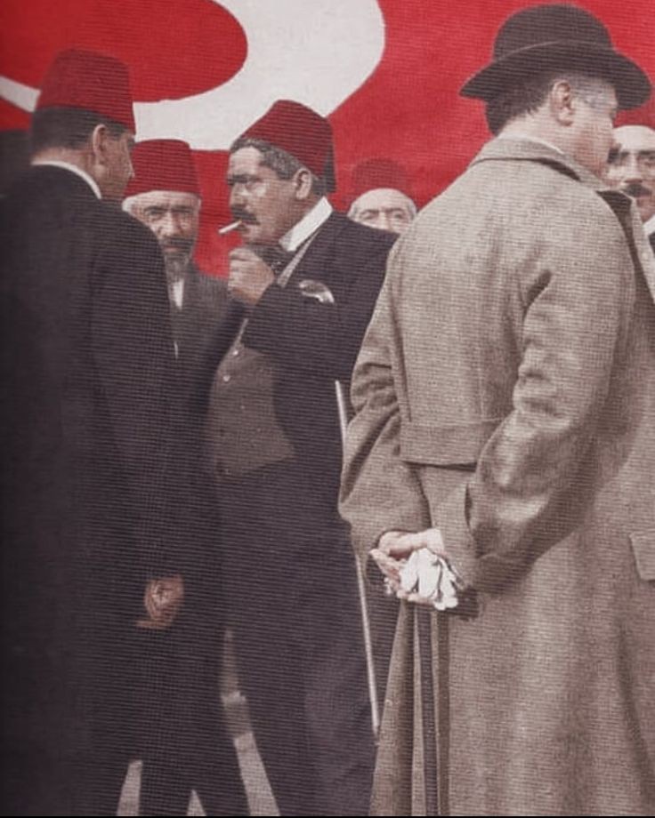 Asla derileşmezdi vezir esvabı sende,
Sen zorla büyüktün, ne kadar istemesen de...
En sonra eğildinse de kurşunla eğildin,
Altınlar akarken de züğürt ölmeyi bildin.
Neymiş sana heykel? ne demekmiş sana türbe?
Arkanda kalan tertemiz ismin yetişir be!
#TalatPaşa