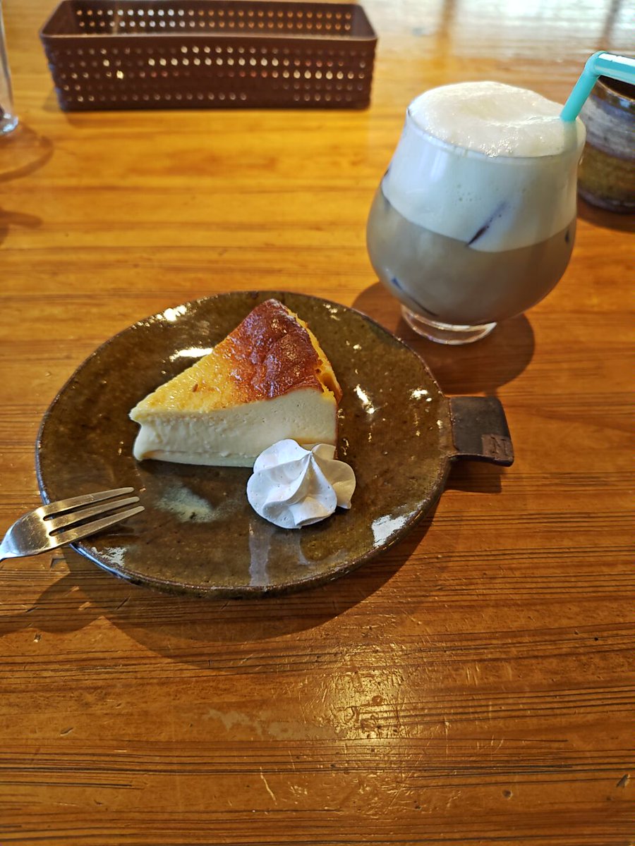 Antares20171's tweet photo. GoogleMAPで見付けたカフェに寄り道。
造園業の傍ら、やってらっしゃるのか……お庭が凄い。
バスクチーズケーキ、むっちり濃厚かと思いきや……ふわとろ濃厚。
あぁ……ここが桃源郷か。
(人´∀`).☆.。.:*・゚
#GB350
#Ncafe
#バスクチーズケーキ https://t.co/2gJP0pWnrH