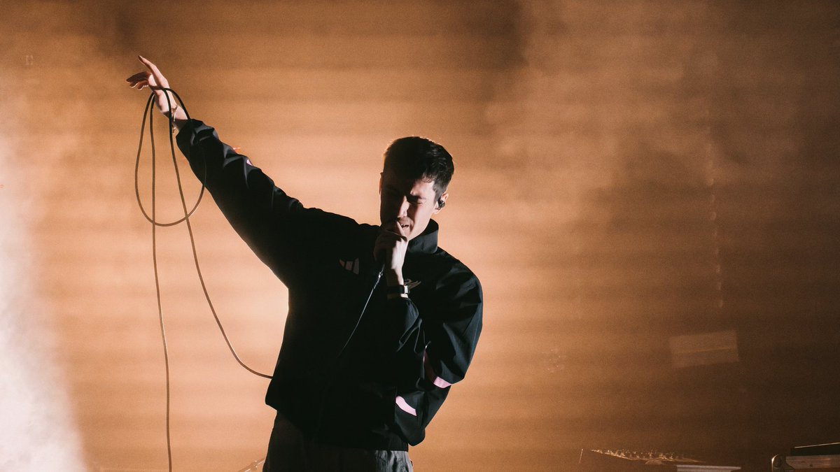 kaileman's tweet photo. insane night 💫

@iameden / dark tour / dublin https://t.co/lk0jAM6bK6