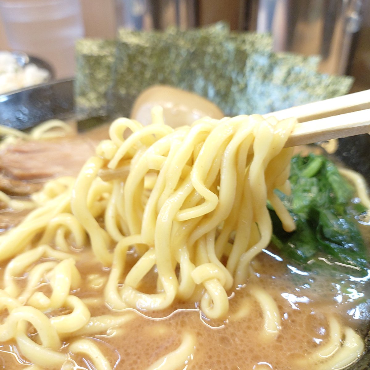 夜勤前の栄養補給に向かうは府中･大國家さん🚃💨いつもの日曜より並び緩め…とはいえ開店時20人超、さすがです😋特製(中)カタメオオメにバラのり、🍚食べ放題の布陣✨今日は何杯イケるか😎「ウマい！お店キレイ！接客もイイ！」とアテンドさせていただいた皆様からも大好評でした❤️ごちそう様でした🎶