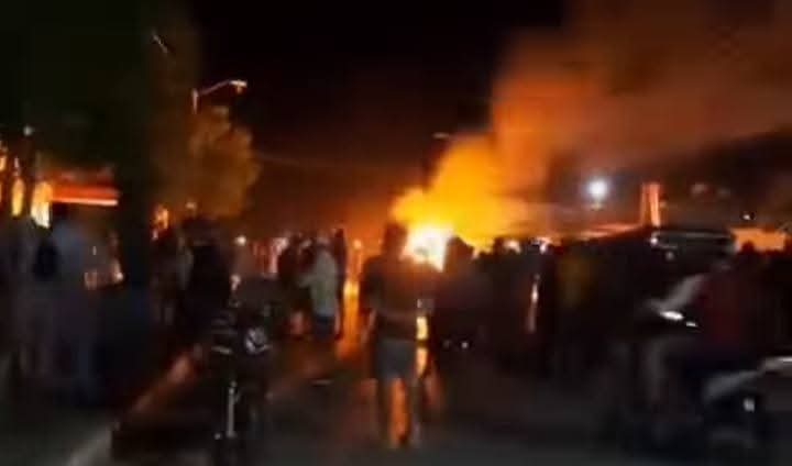 Lo que nunca será comprensible, justificado, ni admitido es la violencia y el vandalismo que atente contra la tranquilidad ciudadana y la seguridad de nuestras instituciones. 
Para el vandalismo y la violencia no habrá impunidad.
#ConLaVerdadSomosMásFuertes