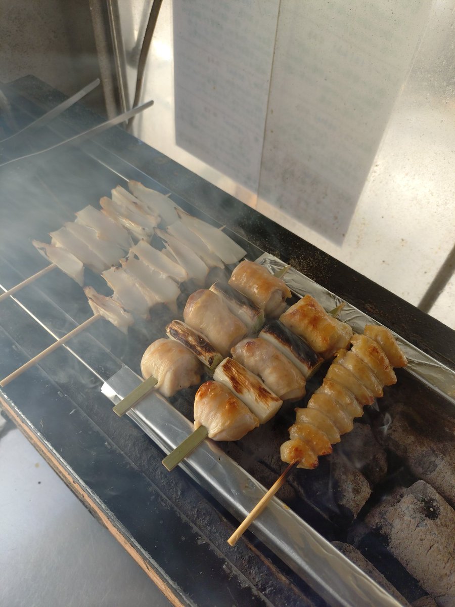 本日はウハウハ会館様にて出店中！

本日の営業につきましては、早めの閉店（1730頃）とさせて頂きます🙇

本日のサービスメニューは、

「３種肉親子丼」
「やげん軟骨」
「カシラ」

の３品となります。
皆様のご来店お待ちしております🙇