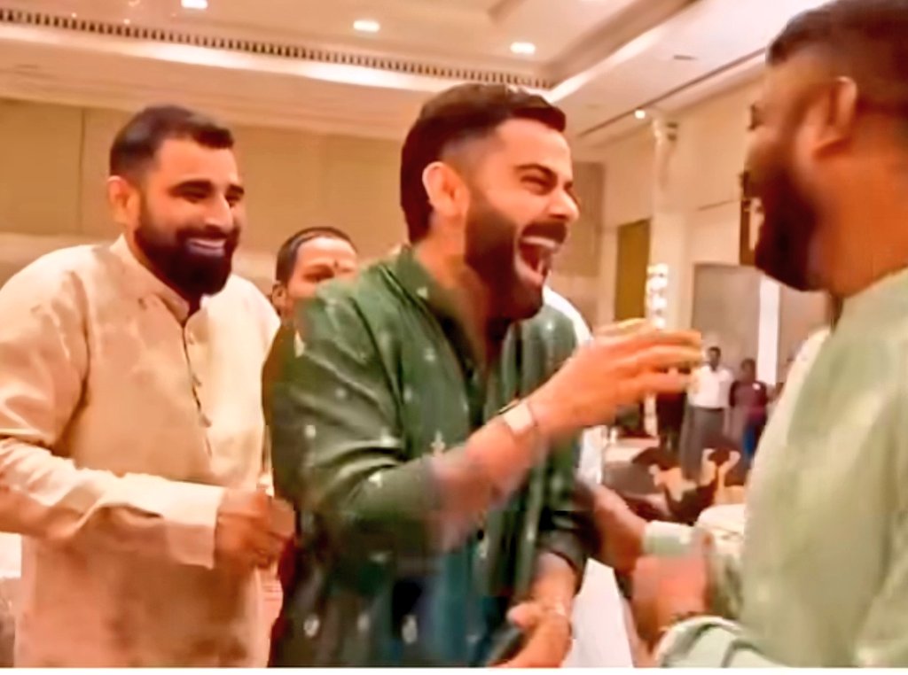कोहली हर बड़ी शादी में नहीं जाते…😱

कोहली अंबानी के बेटे की शादी में शामिल नहीं होते,

कोहली सचिन तेंदुलकर के बेटे की शादी में शामिल नहीं होते,

लेकिन कल विराट कोहली अपनी पत्नी संग कुलदीप यादव के शादी में शामिल होने मसूरी पहुंचे।

यादव जी और कोहली की दोस्ती...Show more