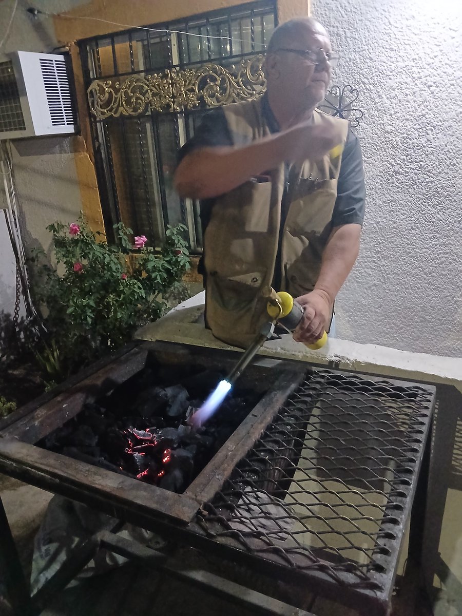 jbmitos's tweet photo. Que Caray... ¿Donde quedó la tradición ? ... Maldita juventud tan práctica...Bueno...Ni tan joven el chef jajajaja...
@bujia_la @CarlosDiazAyoub https://t.co/9rjGt8FjVS