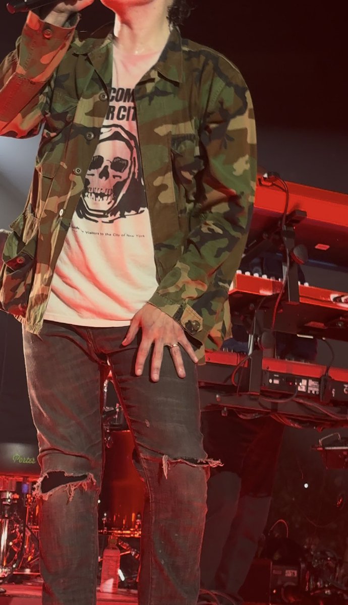 gerard hands daily 🖐🏼✨️ tweet media