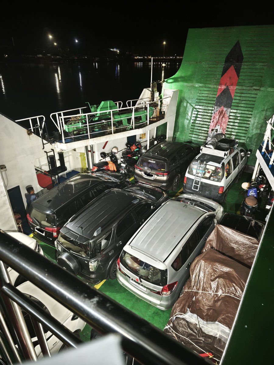 ebuchary's tweet photo. .@asdp191 ini kah konsep safety di kapal ferry kita? Mobil hrs parkir rapet hampir tdk ada jarak, gmn bisa masuk/keluar? Ini kejadian di KMP SxxDx TRxxxMx dari Padangbai ke Lembar tgl 14Mar26, 21:30-02:30. Dari thn ke thn selalu sama di semua KMP dan pelabuhan. https://t.co/LIIl4Du0Cx
