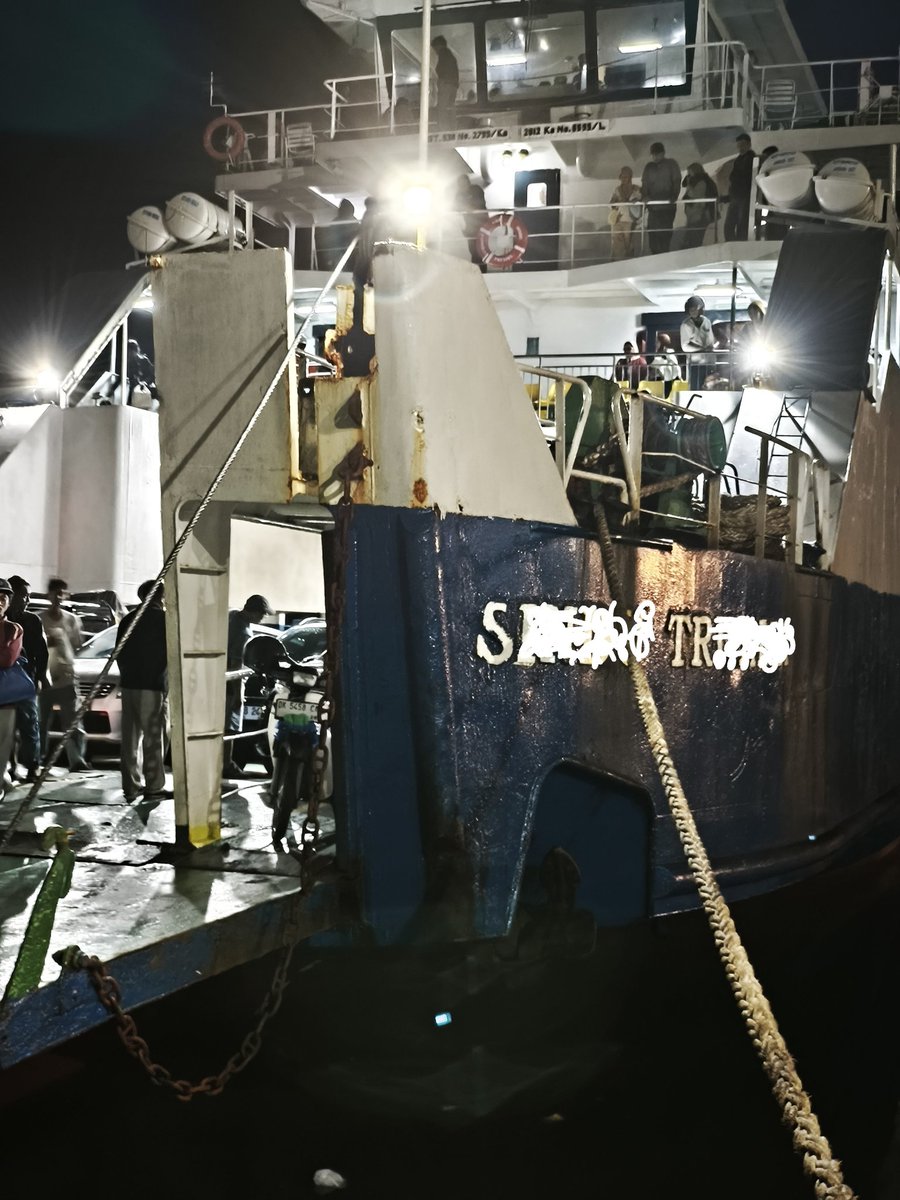 ebuchary's tweet photo. .@asdp191 ini kah konsep safety di kapal ferry kita? Mobil hrs parkir rapet hampir tdk ada jarak, gmn bisa masuk/keluar? Ini kejadian di KMP SxxDx TRxxxMx dari Padangbai ke Lembar tgl 14Mar26, 21:30-02:30. Dari thn ke thn selalu sama di semua KMP dan pelabuhan. https://t.co/LIIl4Du0Cx