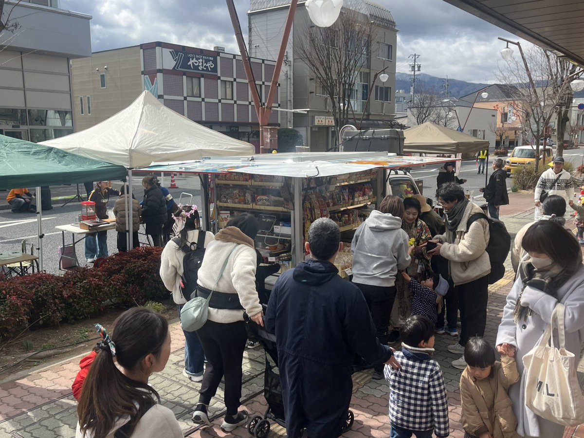 屋代駅前【中華そば 哲家】さん前にて🍜

【移動スーパーはじ丸】初出店㊗️

開店早々たくさん手に取ってもらえて嬉しいー🤗

焼き立てパン🥐大人気です🔥