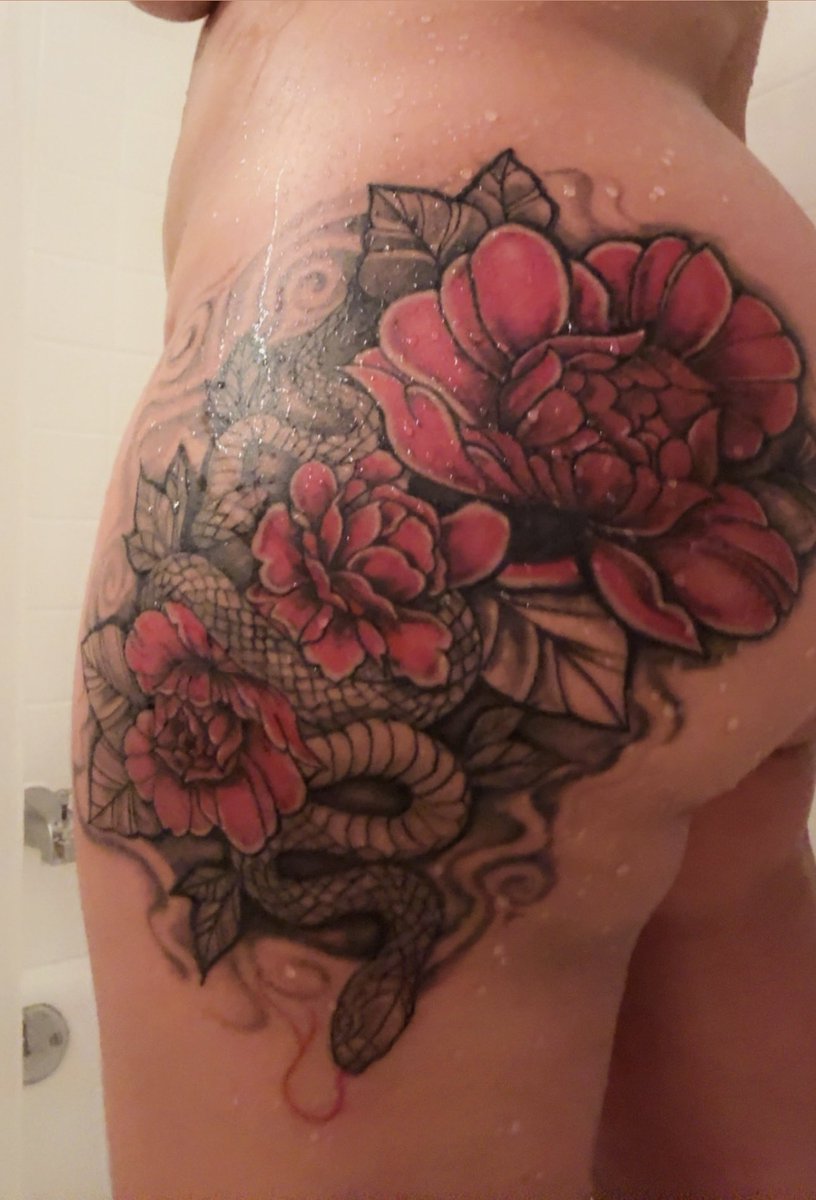 _RaeTooBomb's tweet photo. ngl. my shit 🔥🔥

I don’t want to see no one copy my tattoo.💯

&amp; my back dermals hit it off perfectly for the summer time!☀️😮‍💨 https://t.co/ySadYD360g