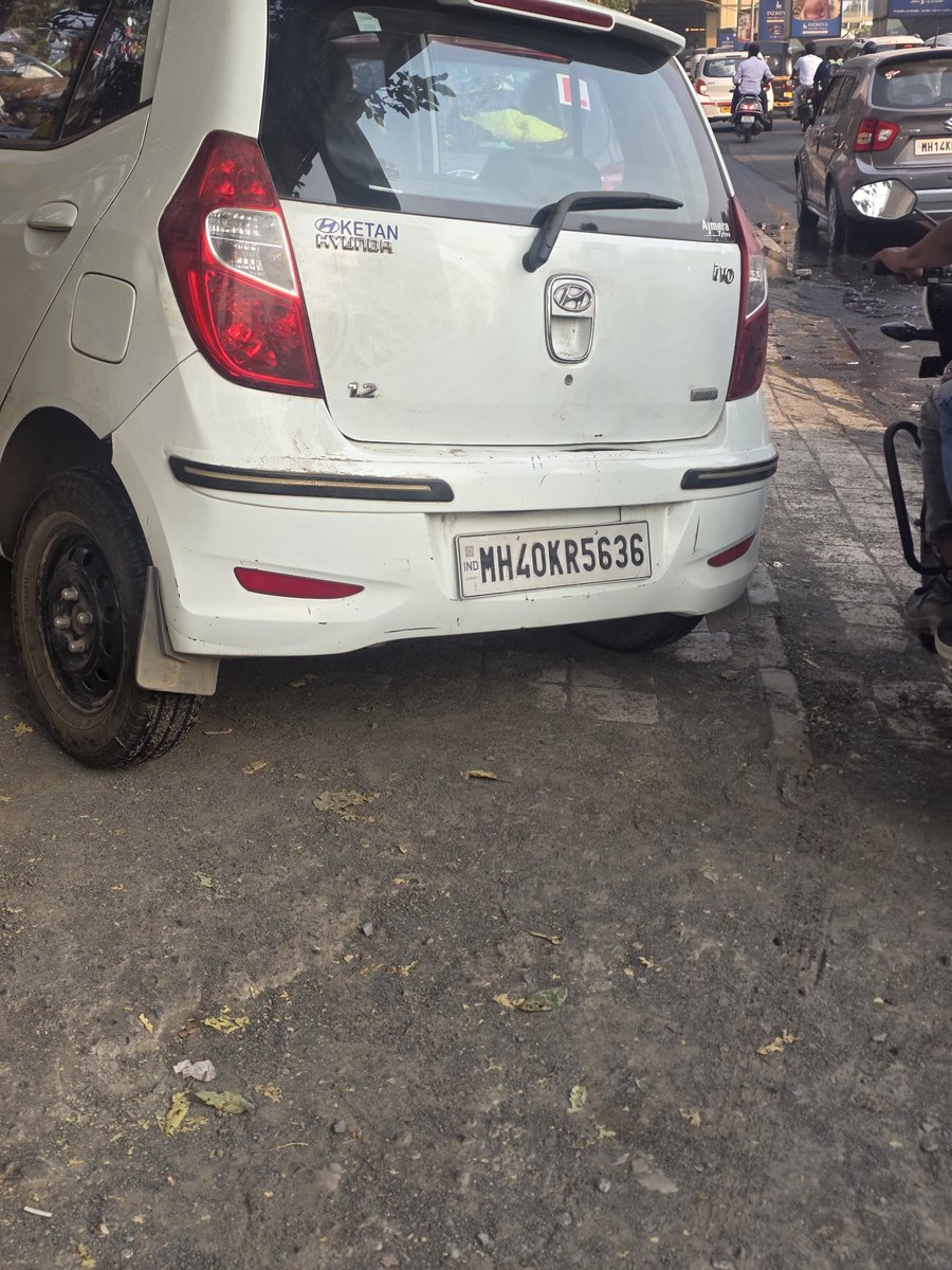 __puneri14's tweet photo. How a pedestrian is supposed to walk? Sewage water overflowing on the road, huge traffic, rash drivers, two wheelers driven on the footpath and on top this 4 wheeler parked in the middle of the footpath. MH40KR5636 @PCcityPolice Location:  Geras Imperium Oasis Pimpri https://t.co/WBxmKAyd4z