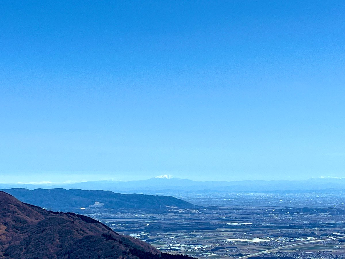 tk01ao_tp_pha's tweet photo. #鈴鹿セブンマウンテン #入道ヶ岳 に登ってきました
雪もなく快晴で登山日和！伊勢湾や御嶽山、北アまでよく見えました

ミドルからローカットのトレッキングシューズに変更したことで前回よりもタイムが伸び一本早いバス🚌に乗れたので四日市でトンテキとビール🍺いこうかな
#登山
#登頂 https://t.co/oyuzqJJlh2