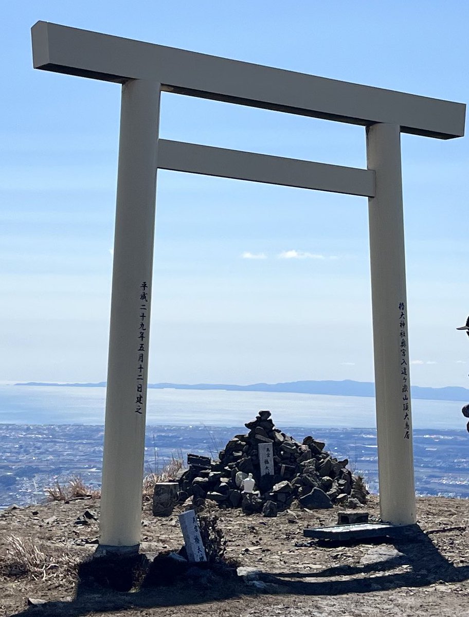 tk01ao_tp_pha's tweet photo. #鈴鹿セブンマウンテン #入道ヶ岳 に登ってきました
雪もなく快晴で登山日和！伊勢湾や御嶽山、北アまでよく見えました

ミドルからローカットのトレッキングシューズに変更したことで前回よりもタイムが伸び一本早いバス🚌に乗れたので四日市でトンテキとビール🍺いこうかな
#登山
#登頂 https://t.co/oyuzqJJlh2