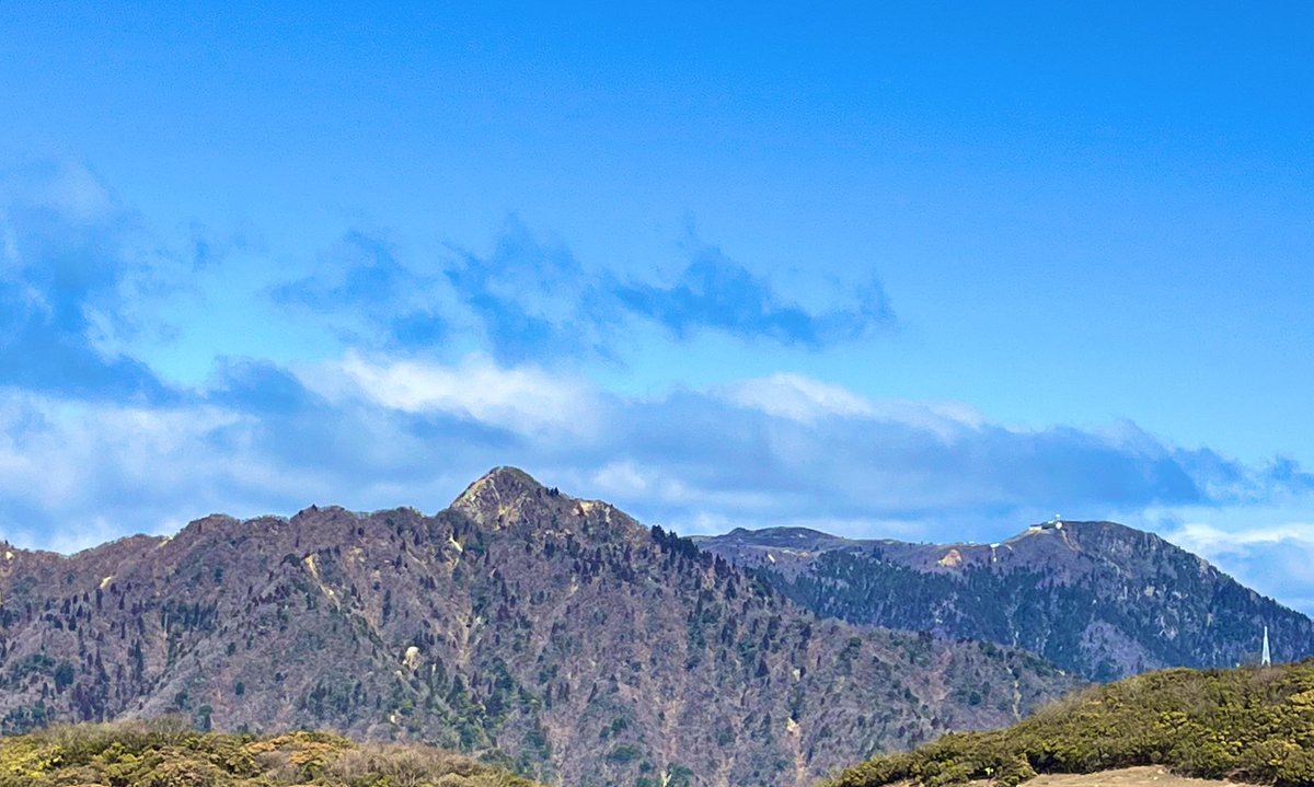tk01ao_tp_pha's tweet photo. #鈴鹿セブンマウンテン #入道ヶ岳 に登ってきました
雪もなく快晴で登山日和！伊勢湾や御嶽山、北アまでよく見えました

ミドルからローカットのトレッキングシューズに変更したことで前回よりもタイムが伸び一本早いバス🚌に乗れたので四日市でトンテキとビール🍺いこうかな
#登山
#登頂 https://t.co/oyuzqJJlh2
