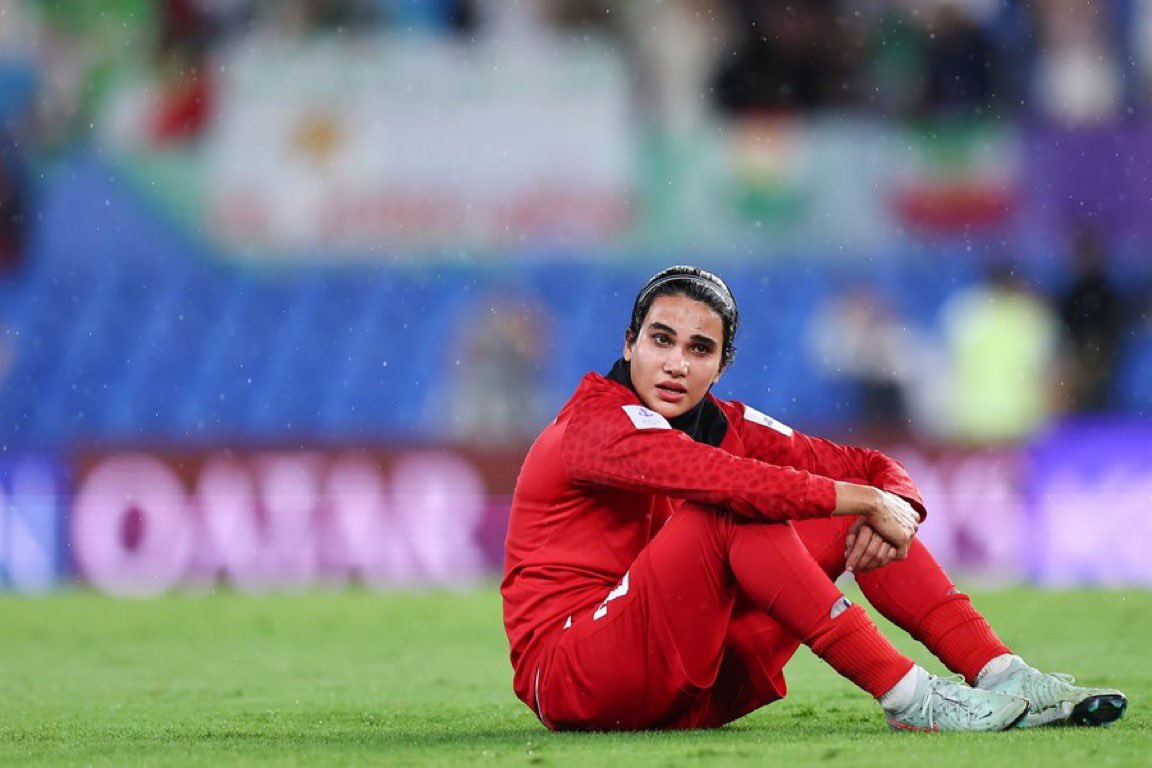 Partisangirl's tweet photo. Iranian female soccer player Golnoosh Khosravi told Australian media why she decided to cancel her Assylum application.

"Nothing is more beloved to me than my homeland. Even if you get the world and a future without trouble, who can separate her heart from its roots?" https://t.co/HTXT5j8EHp